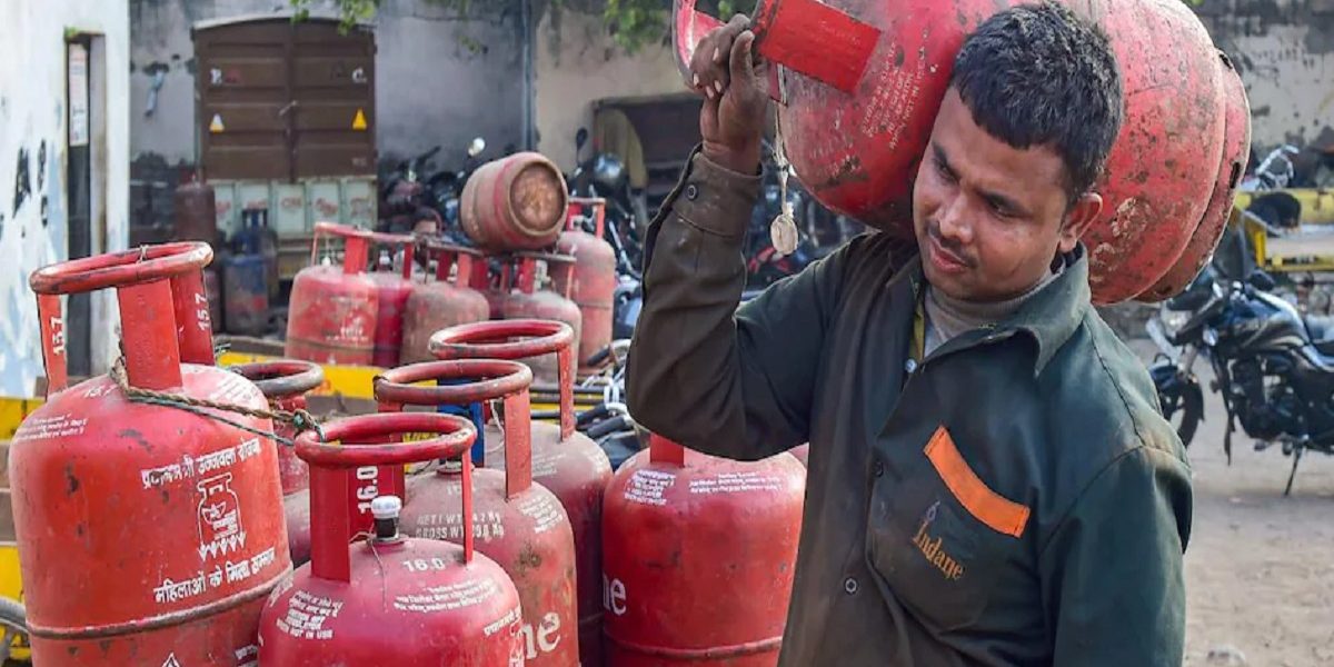 LPG Cylinder Price Hike: मंहगाई में एक और झटका,50 रुपये महंगी हुई LPG