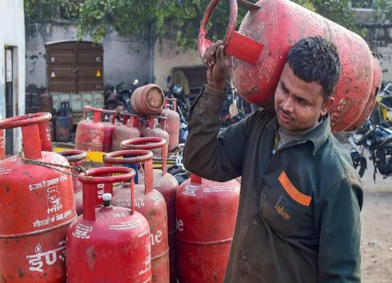 LPG Cylinder Price Hike: मंहगाई में एक और झटका,50 रुपये महंगी हुई LPG