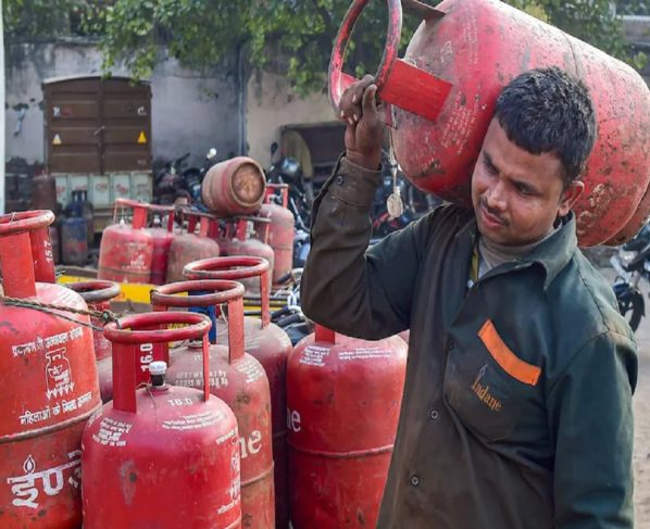 LPG Cylinder Price Hike: मंहगाई में एक और झटका,50 रुपये महंगी हुई LPG