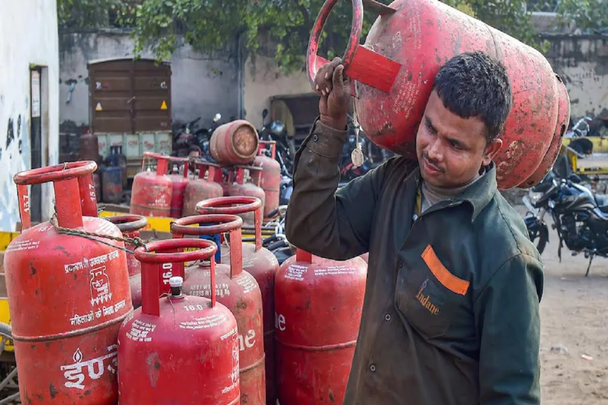 LPG Cylinder Price Hike: महंगाई में आटा गीला, एक झटके में 50 रुपये महंगी हुई LPG; जानिए अपने शहर में नया रेट