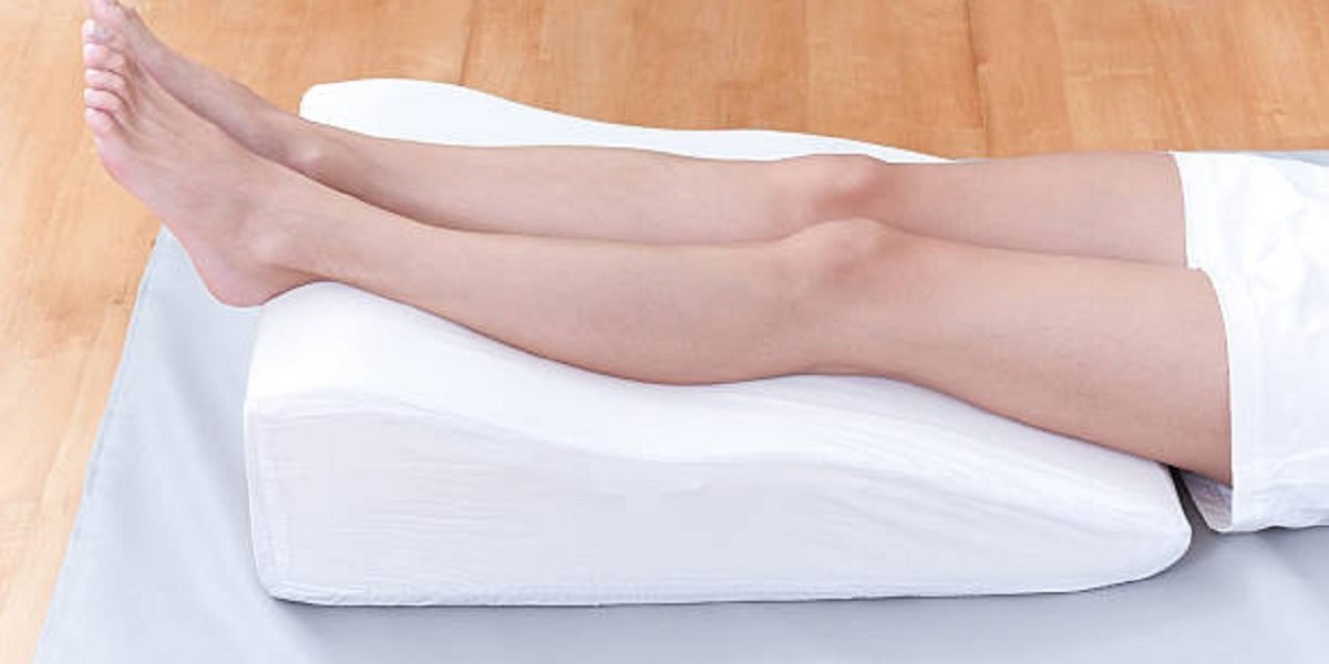 Pillow under Legs: पैरों के नीचे तकिया लगाकर सोना बेहद फायदेमंद