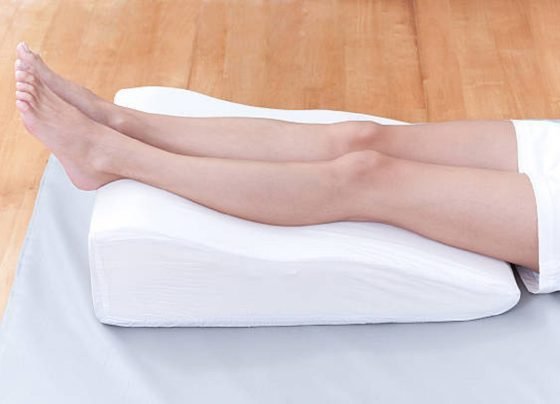 Pillow under Legs: पैरों के नीचे तकिया लगाकर सोना बेहद फायदेमंद