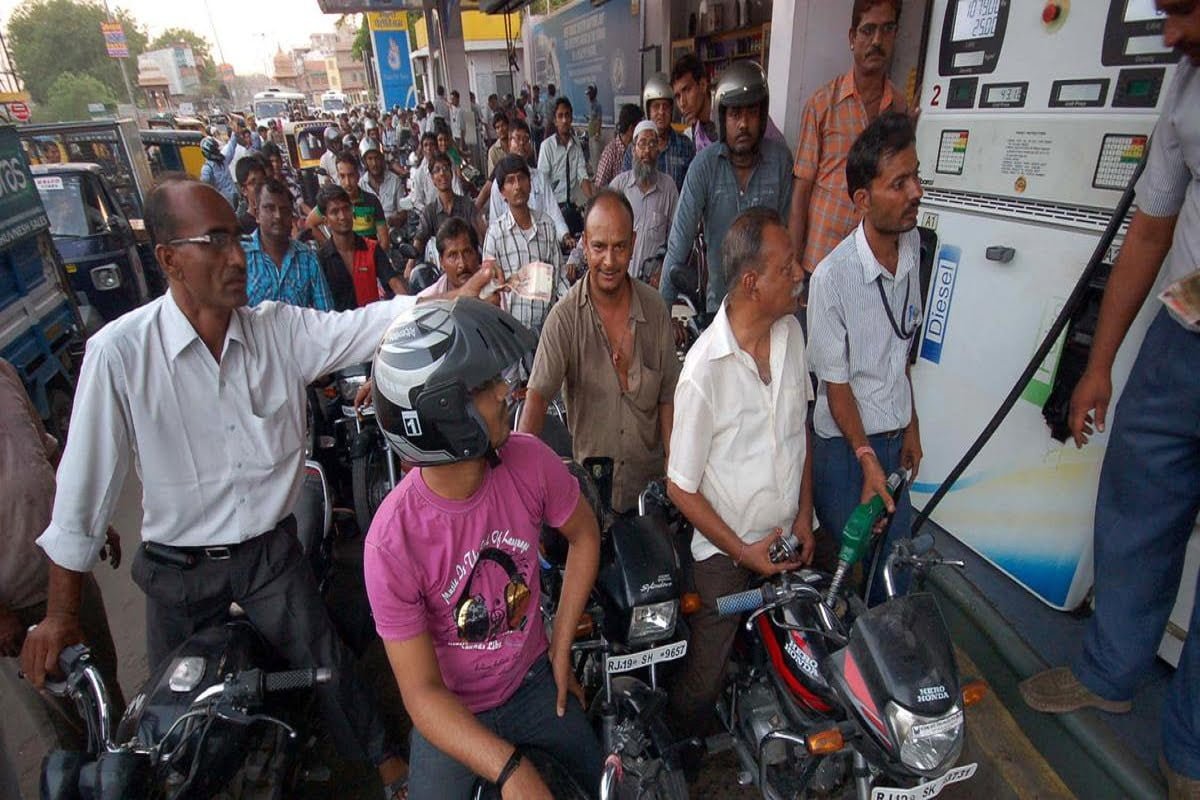 Today Petrol Diesel Price: पेट्रोल और डीजल का नया दाम हुआ जारी, मात्र इतने रुपये में मिल रहा 1 लीटर पेट्रोल
