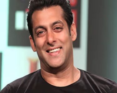 Salman Khan इस एक्ट्रेस की हर फोटों को जूम करके देखते हैं