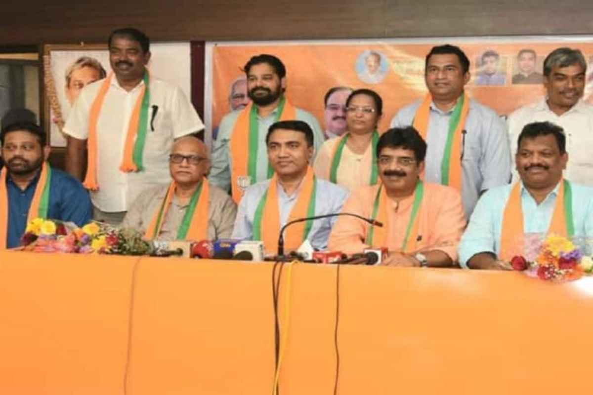 Goa Congress Crisis: कांग्रेस से बीजेपी में शामिल हुए 8 विधायक पहुंचे दिल्ली, पीएम मोदी समेत इन शीर्ष नेताओं से कर सकते हैं मुलाकात