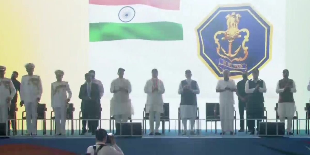 PM Narendra Modi ने नौसेना को सौंपा नया ध्वज