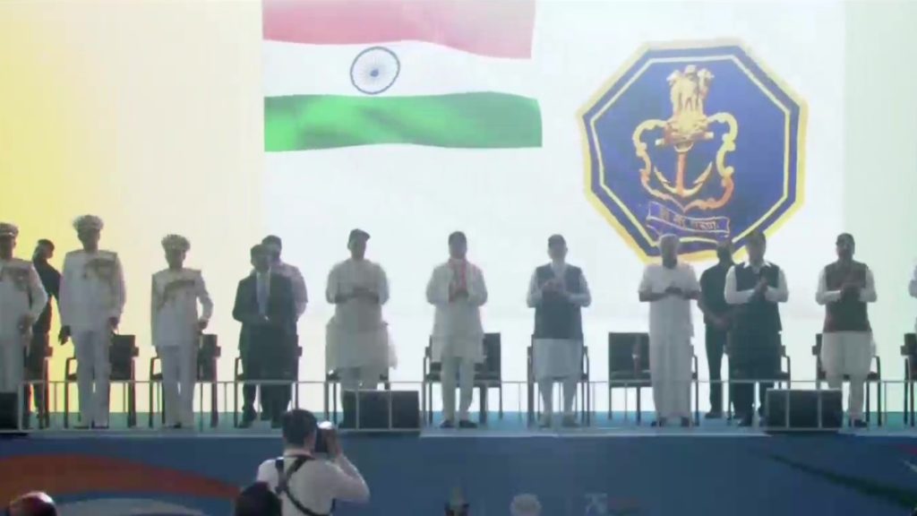 PM Narendra Modi ने नौसेना को सौंपा नया ध्वज