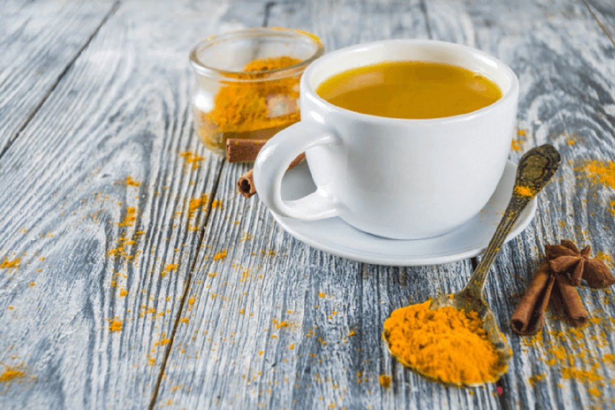 Turmeric Tea: हल्दी वाली चाय पीना स्वास्थ्य के लिए होता है बेहद फायदेमंद, रोजाना सेवन से दूर होंगी ये गंभीर बीमारियां