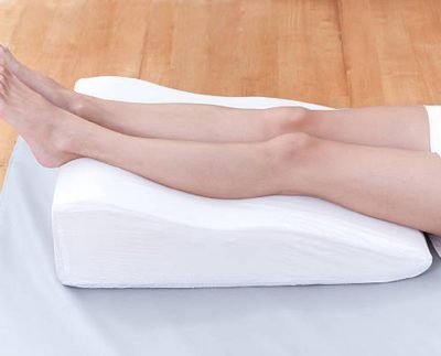 Pillow under Legs: पैरों के नीचे तकिया लगाकर सोना बेहद फायदेमंद