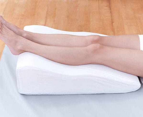 Pillow under Legs: पैरों के नीचे तकिया लगाकर सोना बेहद फायदेमंद