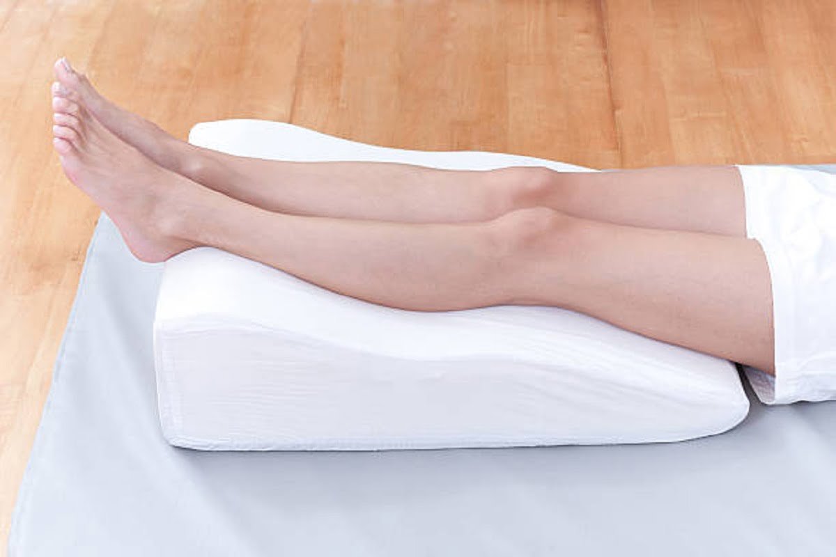 Benefits of Pillow under Legs: पैरों के नीचे तकिया लगाकर सोना होता है बेहद फायदेमंद, प्रेग्नेंट महिलाओं को मिलता इस दर्द से छुटकारा
