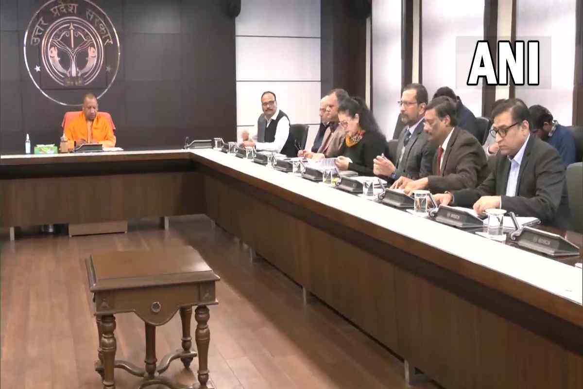 Yogi Adityanath ने बढ़ते कोरोना वायरस को लेकर की उच्च स्तरीय बैठक, फेस मास्क लगाने के साथ-साथ दिया ये जरूरी दिशा निर्देश