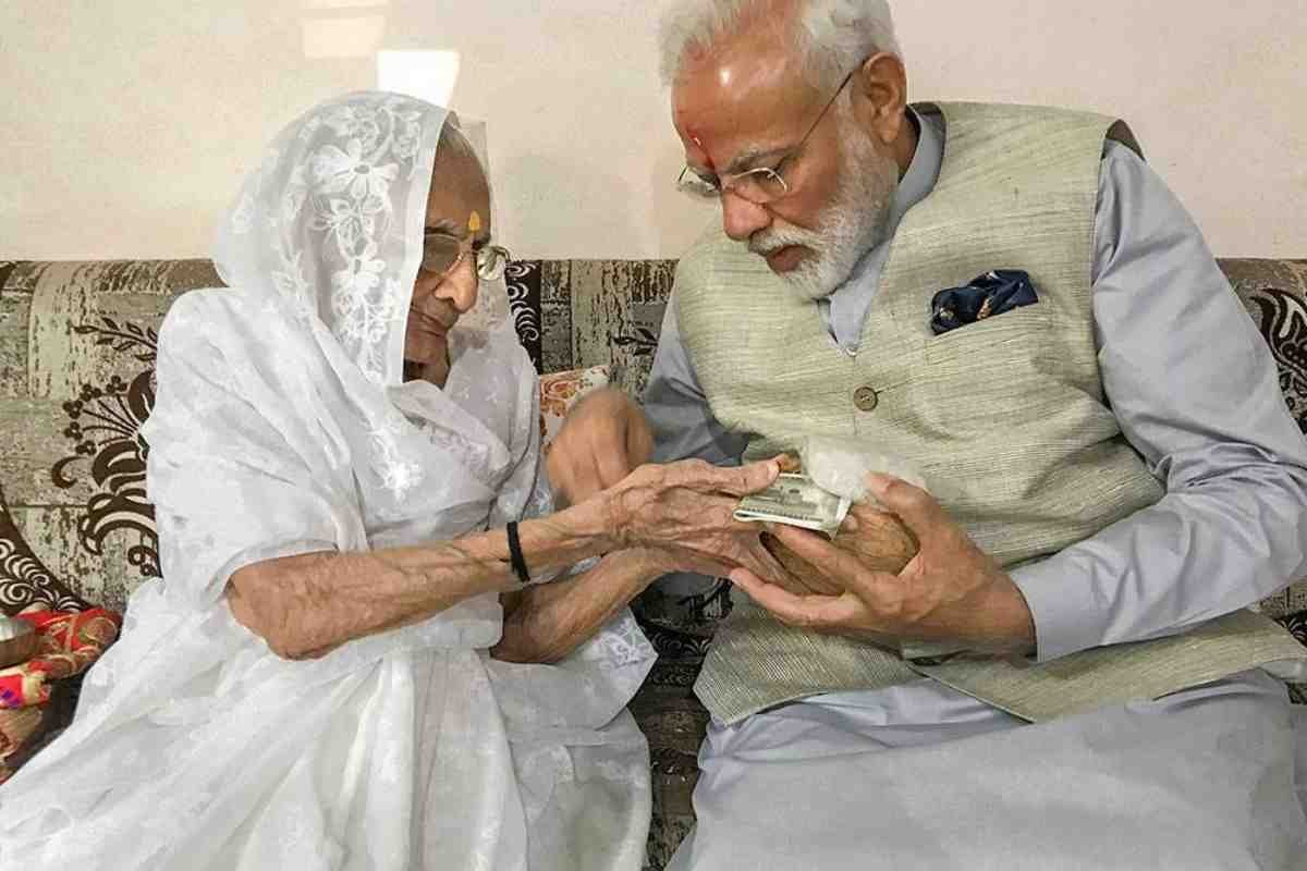 Narendra Modi की मां हीराबेन यूएन हॉस्पीटल में भर्ती, मां से मिलने के लिए अहमदाबाद रवाना हुए प्रधानमंत्री